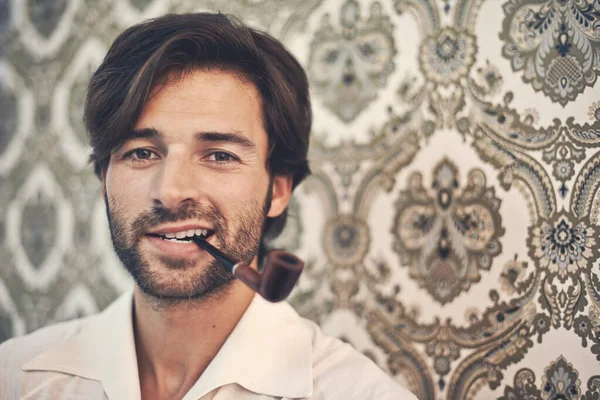 Niezbyt Podle Przycięty Portret Przystojnego Mężczyzny Retro Tych Ubrań Palącego — Zdjęcie stockowe