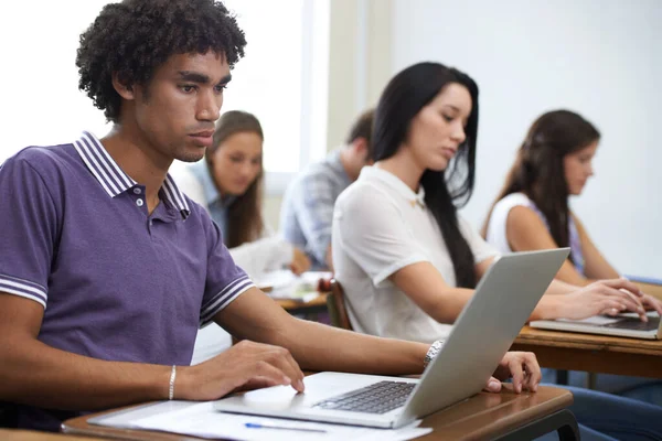 Concentrados Nas Suas Atribuições Grupo Estudantes Universitários Trabalhando Laptops Sala — Fotografia de Stock