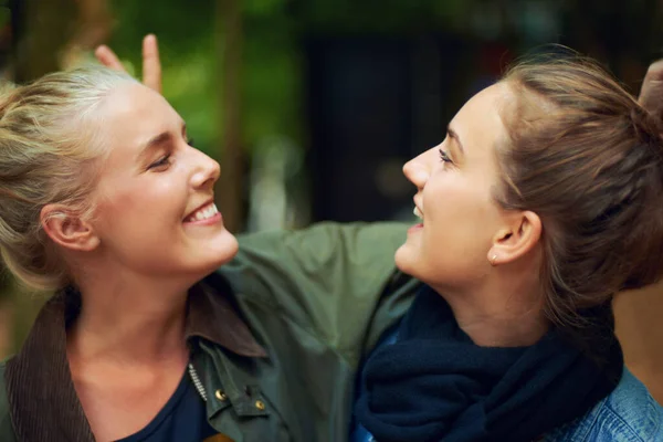 Det Kul Två Unga Kvinnor Som Har Roligt Utomhusfestival — Stockfoto