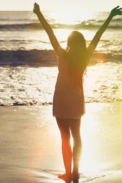 Sentirse Libre Aire Fresco Del Océano Hermosa Mujer Playa Con — Foto de Stock