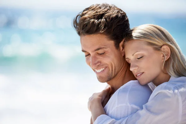 Enjoying Romantic Getaway Young Couple Having Intimate Moment Beach — Zdjęcie stockowe