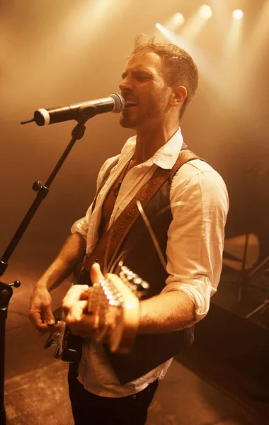 Ele Homem Frente Perfeito Jovem Cantando Tocando Guitarra Palco — Fotografia de Stock