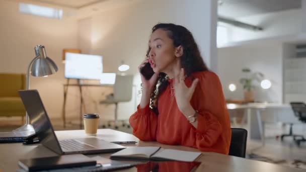 Стресс Спор Деловая Женщина Телефону Время Работы Над Проектом Офисе — стоковое видео