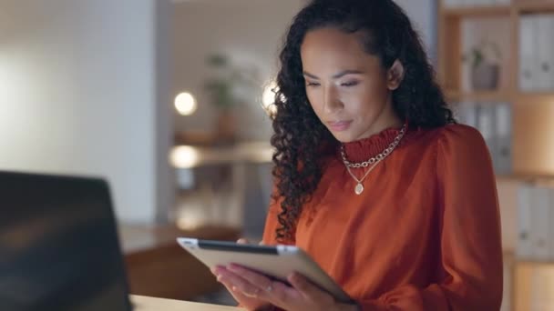 Czarna Kobieta Tablet Laptop Pracujące Nocy Marketingu Cyfrowym Projektowaniu Stron — Wideo stockowe