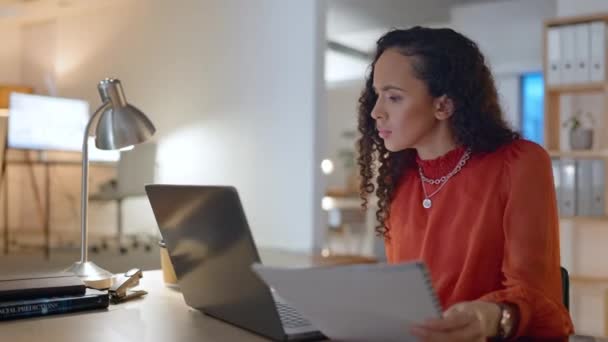 Stres Sinirli Kadını Ofiste Dizüstü Bilgisayar Evrak Işleriyle Uğraşıyor Yoğun — Stok video