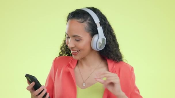 Kopfhörer Smartphone Und Frau Tanzen Glück Und Musik Streamen Vor — Stockvideo