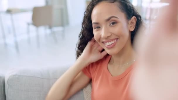 Mulher Negra Rosto Sorriso Para Selfie Vlog Imagem Perfil Relaxante — Vídeo de Stock