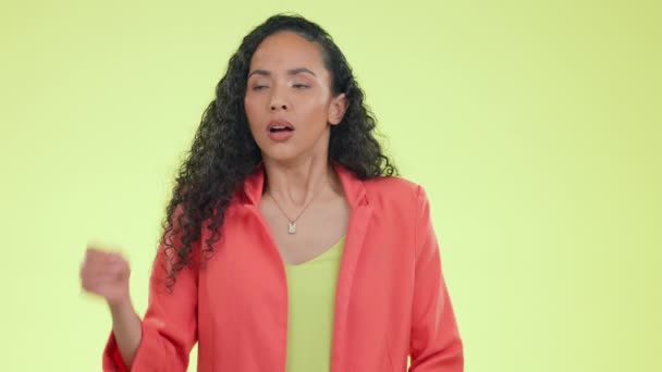 Hayal Kırıklığına Uğramış Sinirli Stresli Bir Kadını Stüdyonun Yeşil Arka — Stok video
