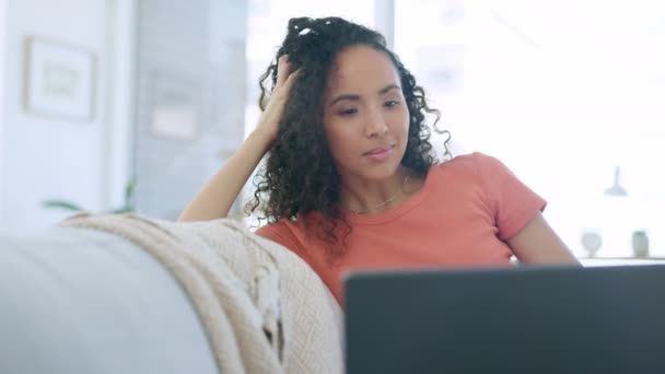 Pensare Donna Sul Divano Laptop Con Ispirazione Digitazione Connessione Soggiorno — Video Stock