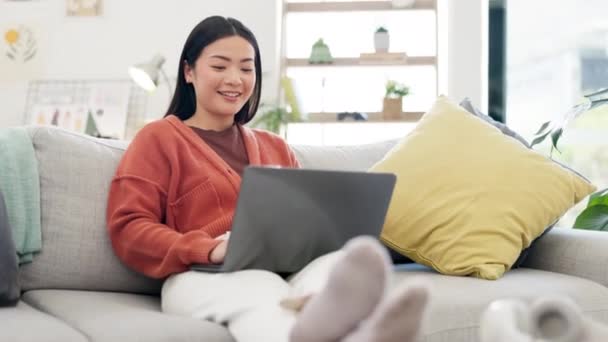 Email Digitação Mulher Com Laptop Sofá Para Comunicação Conexão Pesquisa — Vídeo de Stock