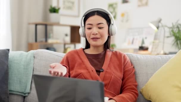 Videobijeenkomst Aziatische Vrouw Werken Afstand Een Computer Praten Een Online — Stockvideo