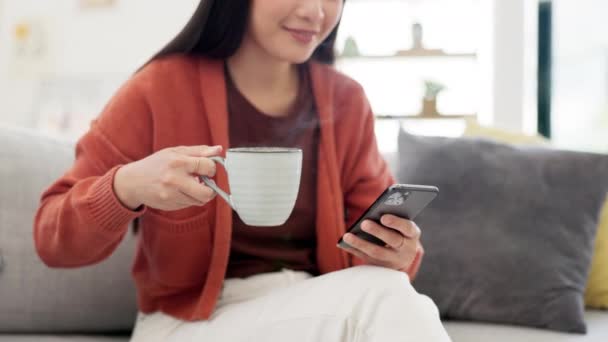 Close Koffie Vrouw Bank Smartphone Typen Met Verbinding Social Media — Stockvideo