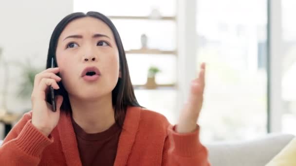 Asiatin Gesicht Mit Telefonanrufen Und Kommunikation Hause Mit Ernstem Gesichtsausdruck — Stockvideo