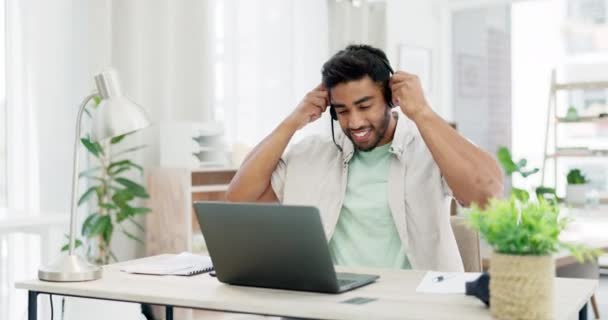 Kulaklıklar Adam Dizüstü Bilgisayar Oturma Odasında Selamlaşma Sohbet Için Erkek — Stok video