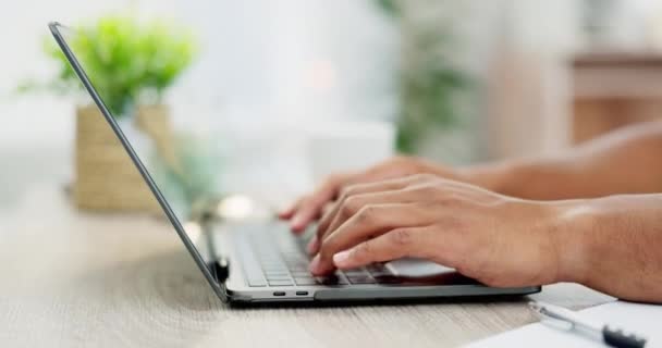 Digitação Pesquisa Laptop Com Mãos Homem Casa Escritório Para Freelancer — Vídeo de Stock