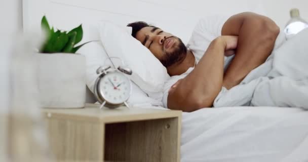 Stres Uykusuzluk Yatak Odasındaki Adam Zihinsel Sağlık Sorunları Olan Endişe — Stok video
