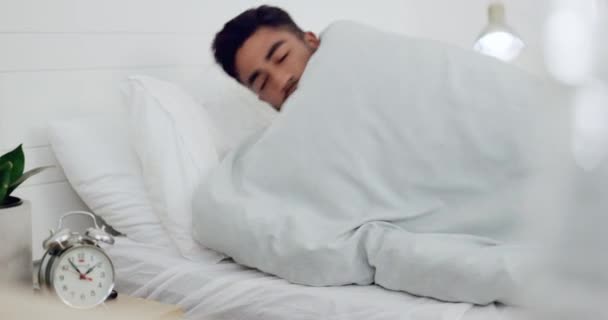 Человек Кровать Спать Доме Отдыха Оздоровления Перезарядки Тела Ума Духа — стоковое видео