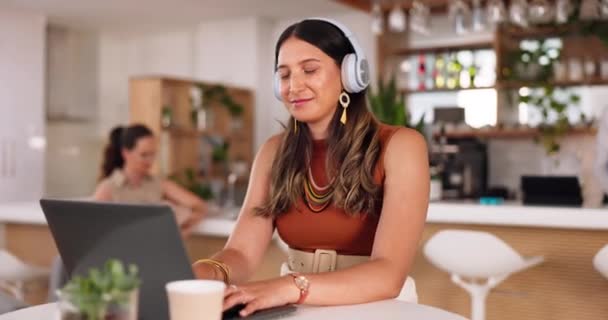 Laptop Musik Und Café Mit Einer Freiberuflichen Frau Die Audio — Stockvideo