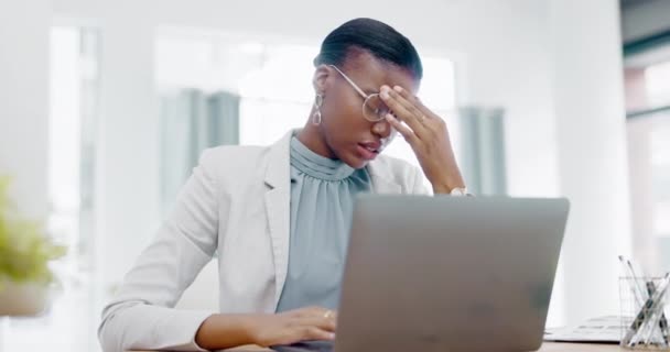 有生意 有压力的黑人女人 工作倦怠 工作过度 抑郁和笔记本电脑 非洲裔美国女雇员 女工和有偏头痛 设备和疲劳的经理 — 图库视频影像