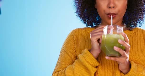 绿果汁 黑女人和健康柔滑的人喝减肥饮料 具有蔬菜 营养和排毒蛋白震动以促进健康和健康的调理室背景和女性 — 图库视频影像