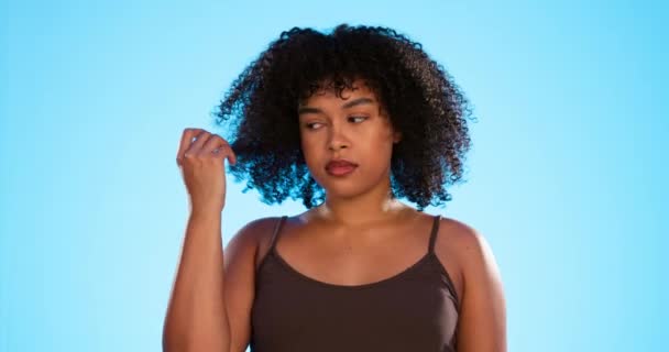 Afro Haarbeschadiging Verwarde Zwarte Vrouw Blauwe Achtergrond Met Probleem Kapsel — Stockvideo