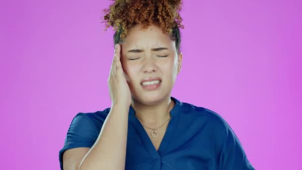 头痛和面部在工作室里有压力 头晕和精神健康风险 有偏头痛 脑力衰竭 健康问题和肤色背景的生病女性模型 — 图库视频影像
