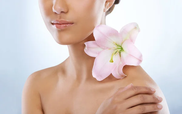 花弁のように完璧な皮膚 花を持つ裸のモデルのクロップドスタジオの美しさのショット — ストック写真