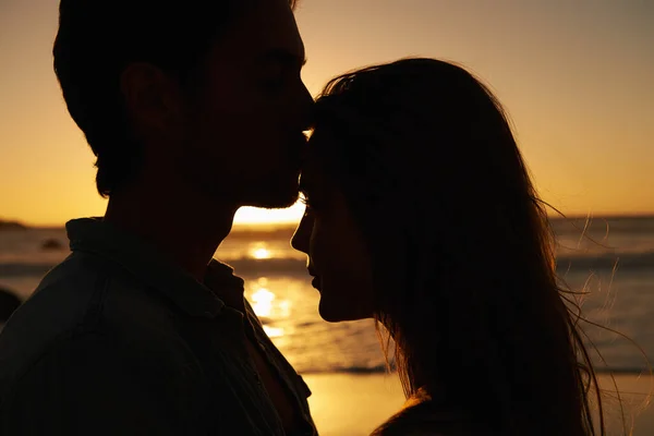 你是我的一切 一对年轻夫妇在日落时在海滩上表达他们的爱 — 图库照片
