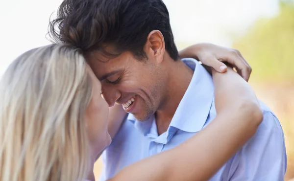 Yeux Que Pour Toi Gros Plan Jeune Couple Heureux Embrassant — Photo