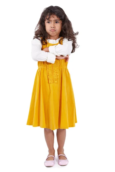 Wpada Furię Mała Etniczna Dziewczyna Wyglądająca Nieszczęśliwą Stojąca Złożonymi Rękami — Zdjęcie stockowe