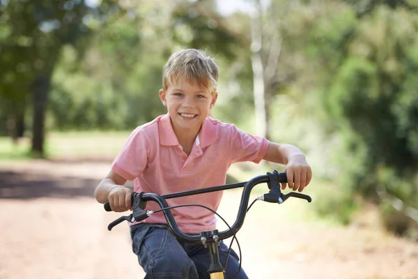Liebt Mit Dem Fahrrad Fahren Porträt Eines Kleinen Jungen Auf — Stockfoto