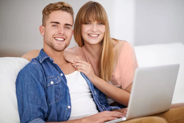 Using Laptop Comfort Couch Young Couple Using Laptop While Relaxing — Stock Photo, Image