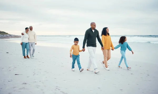 Семья Счастливые Дети Гуляющие Пляже Наслаждаются Отдыхом Путешествиями Выходными Вместе — стоковое фото