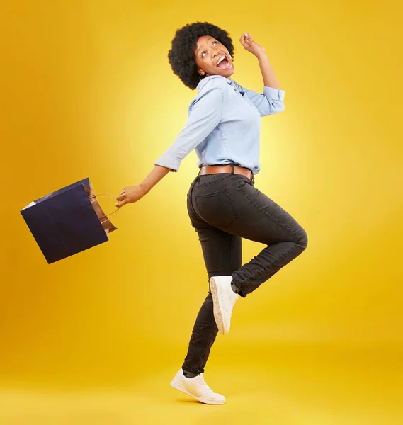 Tas Vrolijke Zwarte Vrouw Winkelen Opgewonden Vieren Verkoop Studio Gele — Stockfoto