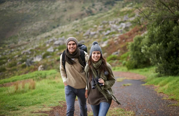 徒步旅行对灵魂有好处 一对年轻夫妇热血沸腾地走在山路上 — 图库照片