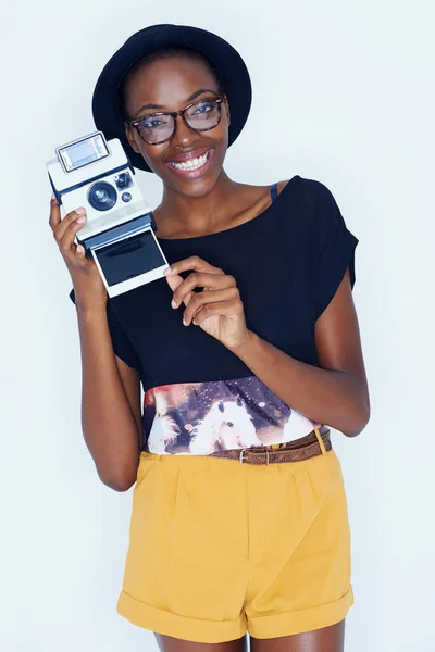 Spaß Mit Oldtimer Kameras Eine Junge Frau Macht Ein Foto — Stockfoto