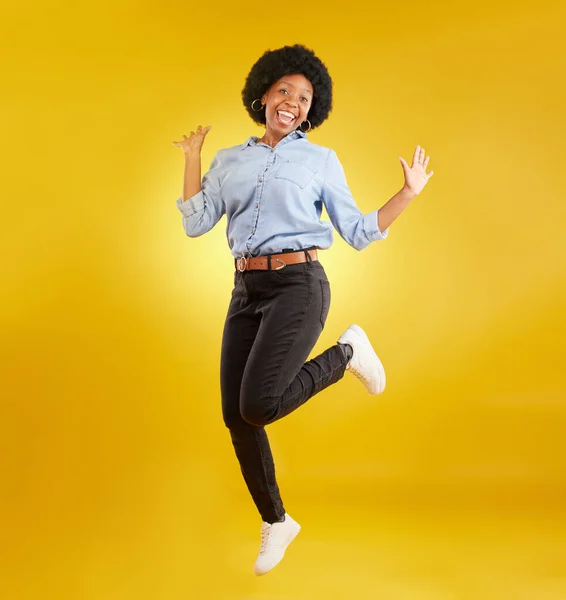Ugrás Izgatott Portré Fekete Sárga Háttérrel Energia Boldogság Mosoly Stúdióban — Stock Fotó