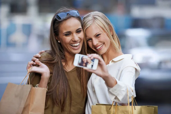 딸들을 하루만에 체포하는 쇼핑백을 휴대폰으로 자화상을 — 스톡 사진