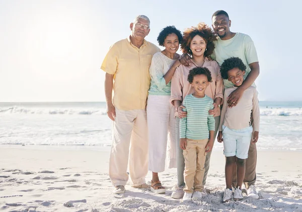Lächeln Umarmung Und Porträt Einer Glücklichen Familie Einem Strand Für — Stockfoto