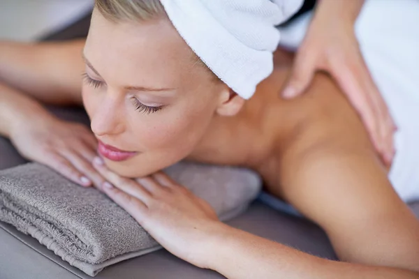 Sua Massaggiatrice Mani Magiche Una Giovane Donna Che Gode Massaggio — Foto Stock