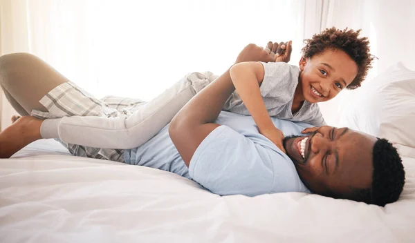 Children Love Bedroom Playful Black Family Having Fun Morning Together — Stock Photo, Image