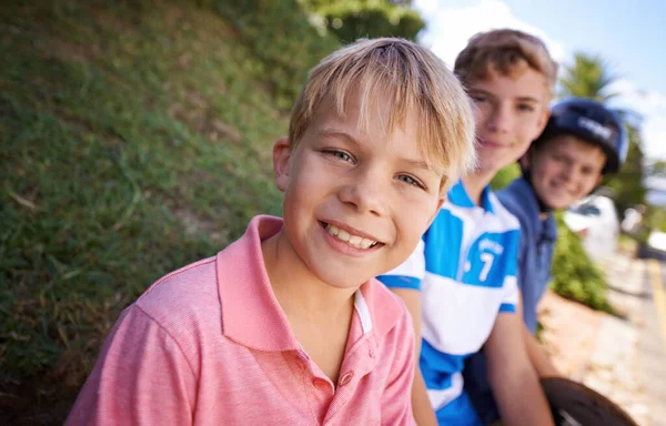 男孩时代的朋友 三个弟弟在外面玩滑板一天的肖像 — 图库照片