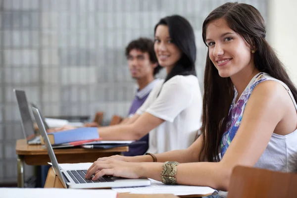 Conseguir Las Calificaciones Que Quiere Joven Estudiante Universitario Feliz Trabajando — Foto de Stock
