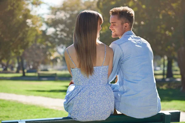 晴れた日の愛 ベンチに座って公園で一日を楽しむ若いカップルのレビューショット — ストック写真