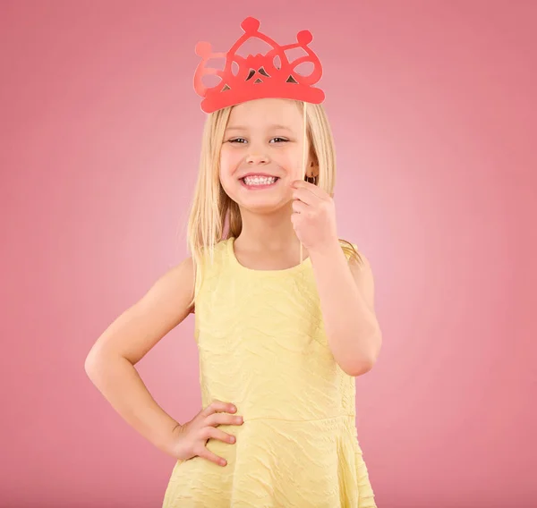 孩子和微笑肖像与冠冕在工作室粉红色背景与微笑和道具 在色彩和空间上手握幸福 创造力和皇家图标的女公主子模 — 图库照片