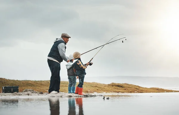 Lago Aire Libre Abuelo Pesca Con Los Niños Mientras Que —  Fotos de Stock