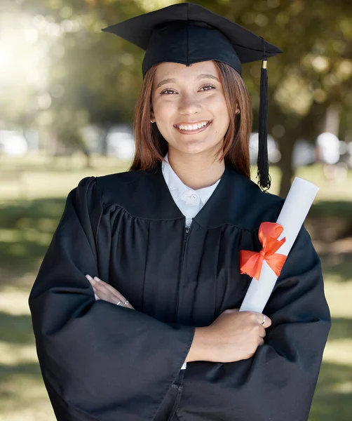 Başarı Ödül Başarı Için Kampüste Diplomalı Bir Kadının Eğitim Mezuniyet — Stok fotoğraf
