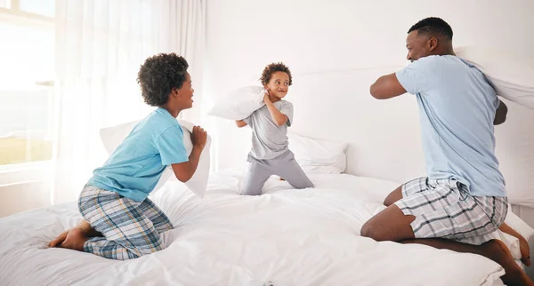Black Family Pillow Fight Father Children Bed Bonding Quality Time — Stock Photo, Image
