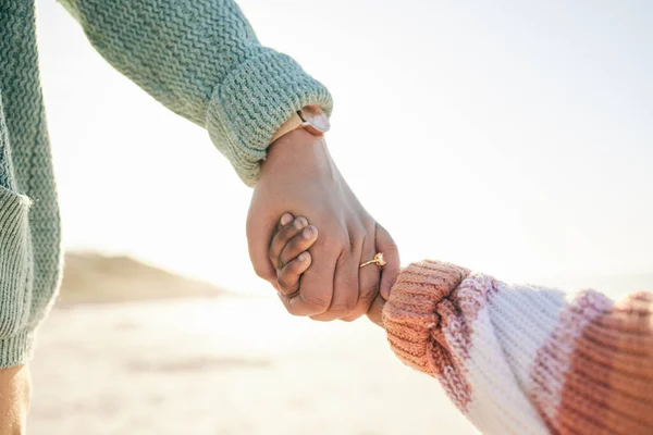 Οικογένεια Μητέρα Και Παιδί Κρατιούνται Χέρι Χέρι Στην Παραλία Ταξιδεύουν — Φωτογραφία Αρχείου
