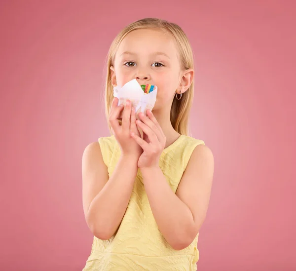 Menina Criança Cupcake Retrato Estúdio Fundo Rosa Enquanto Come Bolo — Fotografia de Stock